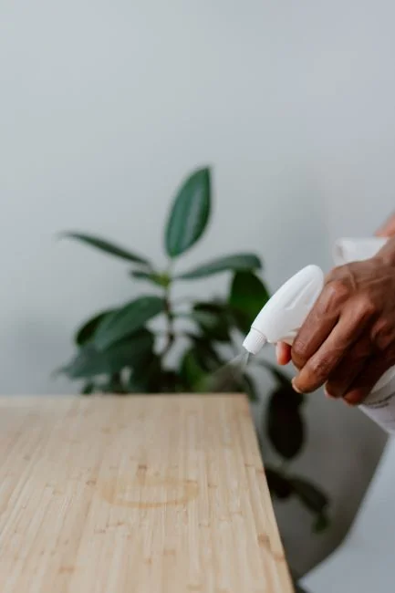 Une personne se tient dans une pièce entourée de cartons de déménagement étiquetés pour la cuisine.